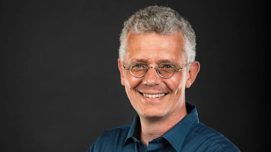 Tischlermeister Oliver Reh stellt in seinem Betrieb fest, dass Kundinnen und Kunden Holz-Aluminium-Fenster verstärkt nachfragen.